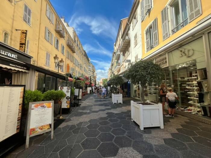 A VENDRE SNACK / GLACIER EMPLACEMENT N°1 5832