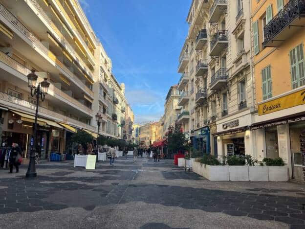 A CÉDER MAGNIFIQUE LOCAL RUE DE FRANCE PIETONNE 5870