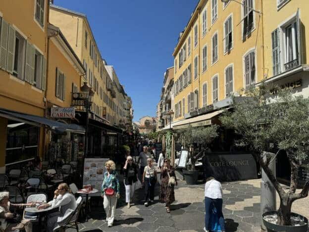A VENDRE DROIT AU BAIL A USAGE DE PETITE RESTAURATION 6068